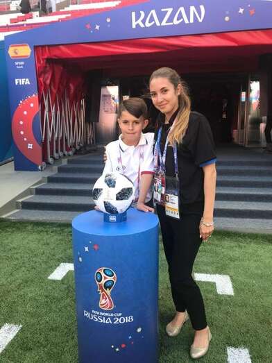 Abimael León, con una de las azafatas del Mundial de Rusia (Foto TA)